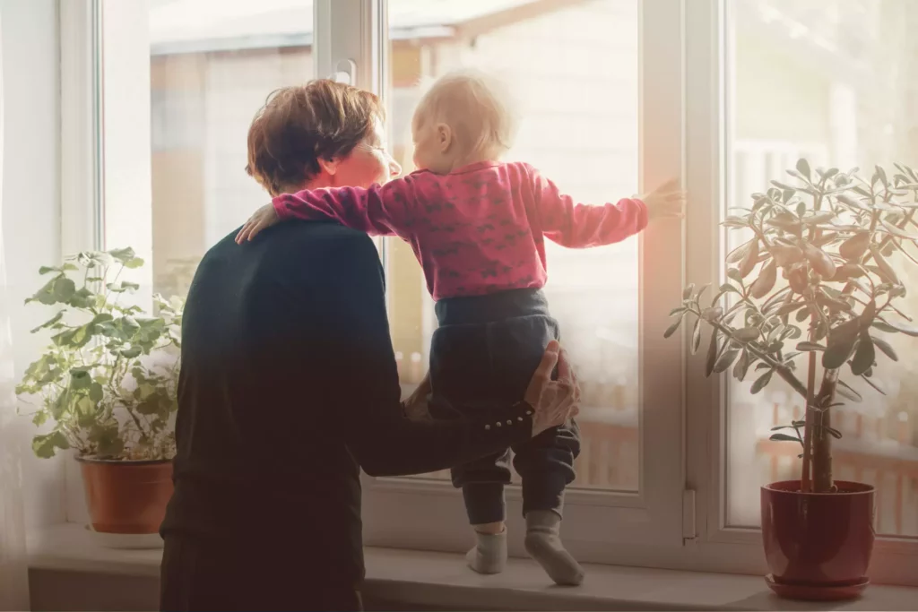 Ett mindre barn som besöker sin farmor eller mormor
